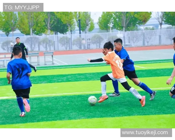 足球场上的真挚情谊：球星抱对手瞬间展现运动精神与人性光辉