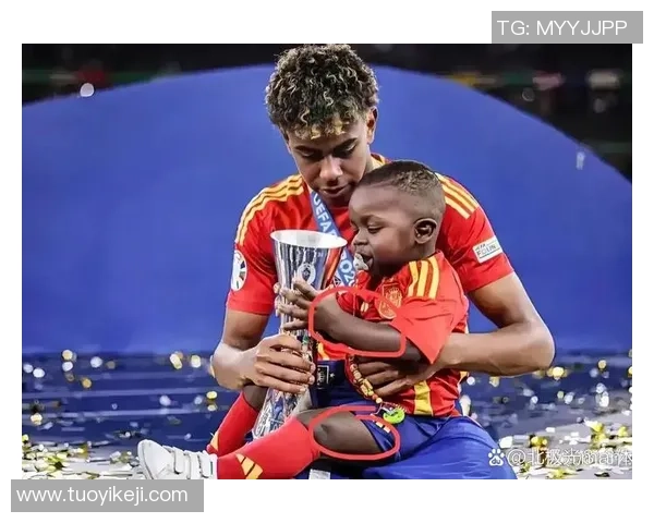 足球球星蹲姿拍照瞬间展现独特魅力与个人风采引发粉丝热议